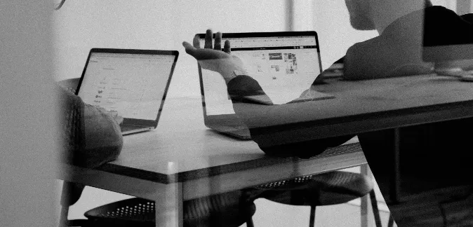 Consultores SEO revisando un caso